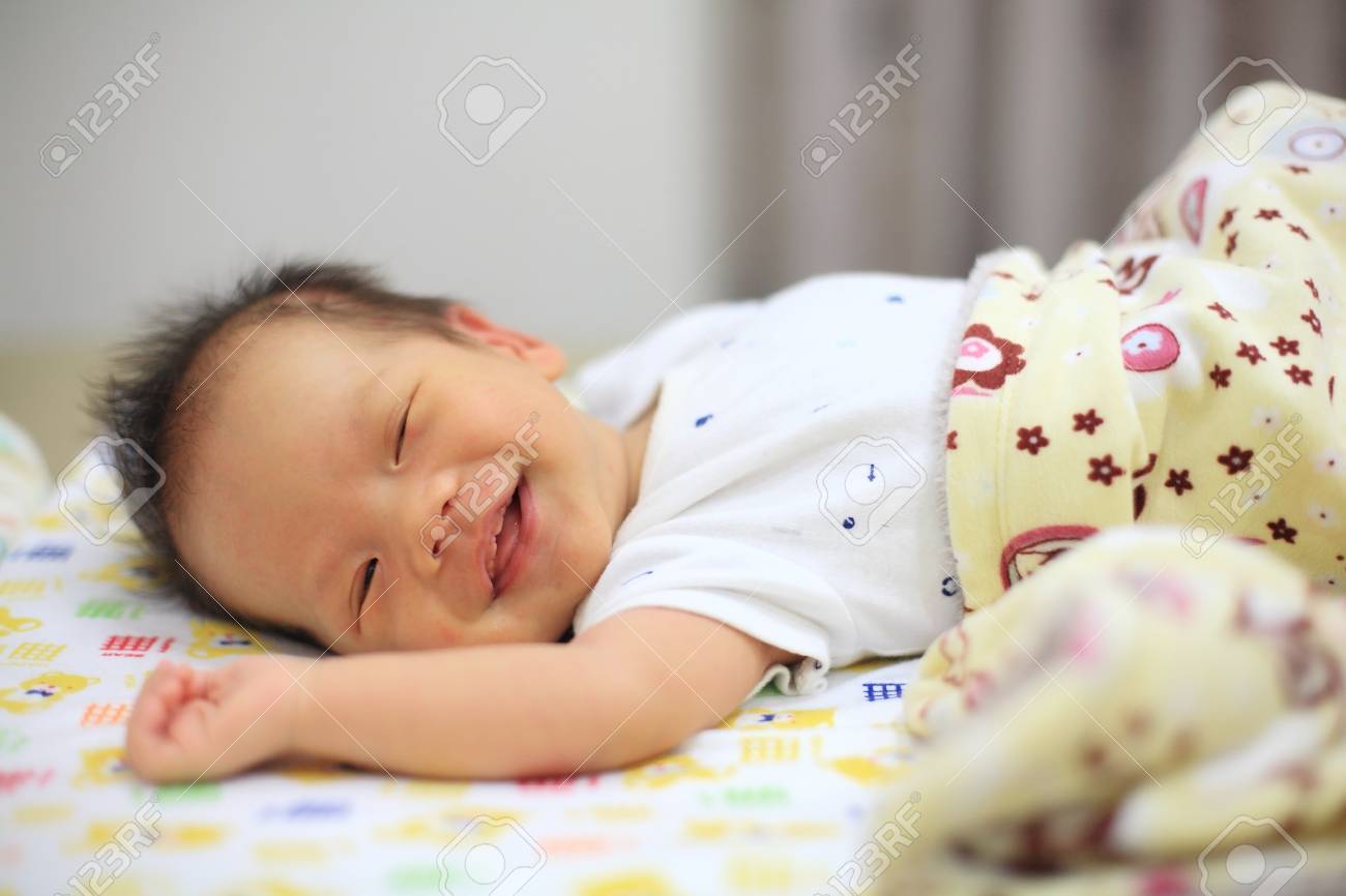Nouveau Ne Bebe Dormir Avec Un Sourire Mignon 1 Mois Banque D Images Et Photos Libres De Droits Image Nouveau Ne Bebe Dormir Avec Un Sourire Mignon 1 Mois Banque D Images Et Photos Libres De Droits Image