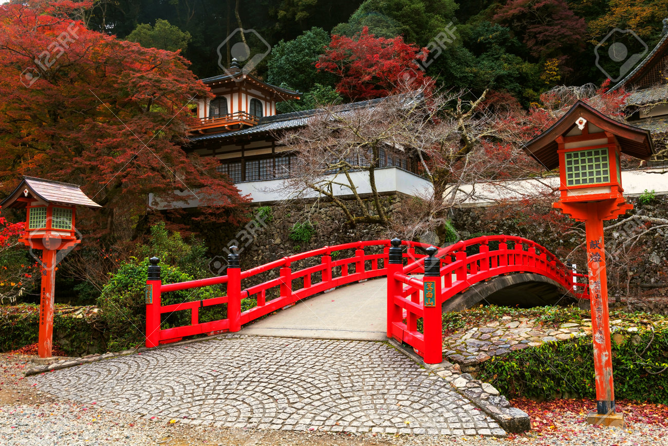 大阪府の箕面 Takianji 寺で紅葉と赤い橋 の写真素材 画像素材 Image