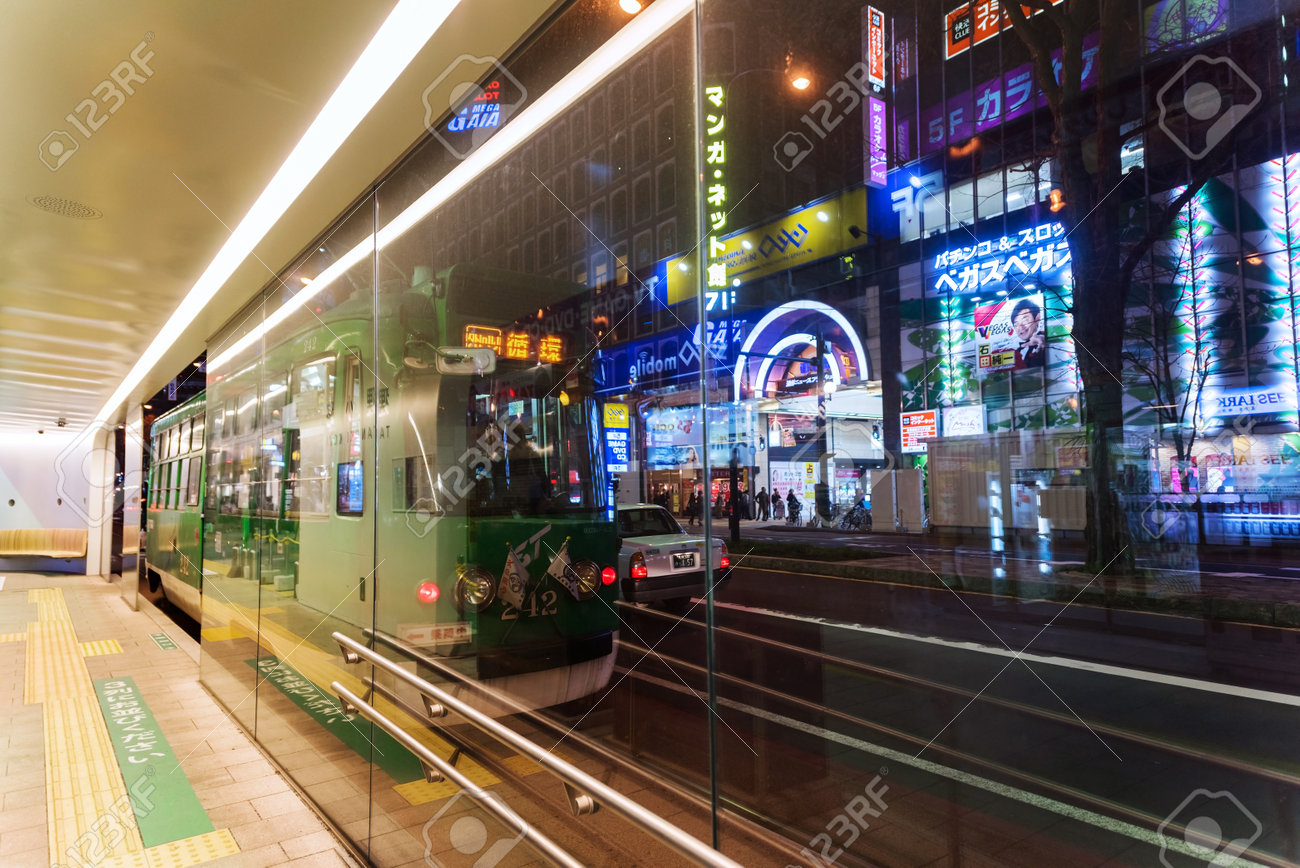 すすきの駅札幌 16 年 4 月 24 日 市電 電停 ここでは札幌で最も人気のある観光夜の目的地の 1 つ の写真素材 画像素材 Image すすきの駅札幌 16 年 4 月 24 日 市電 電停 ここでは札幌で最も人気のある観光夜の目的地の 1 つ の写真素材 画像素材 Image