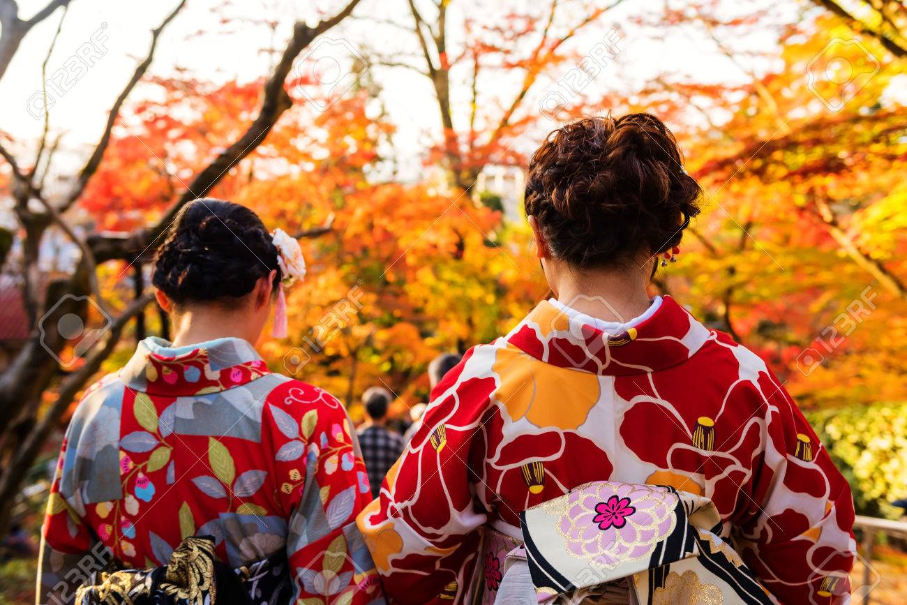 着物の少女は 京都の永観ゼンリン寺 Temle の紅葉をお楽しみください の写真素材 画像素材 Image