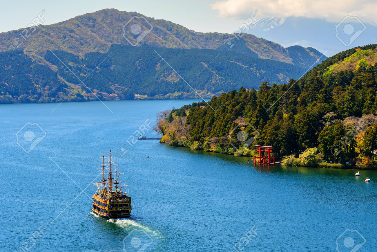 芦ノ湖の箱根神社や富士山観光の赤い鳥居の海賊観光船の箱根 日本 17 年 5 月 4 日 平面図シーン 海賊船は 最も有名な箱根の兆候の一つです の写真素材 画像素材 Image 7941
