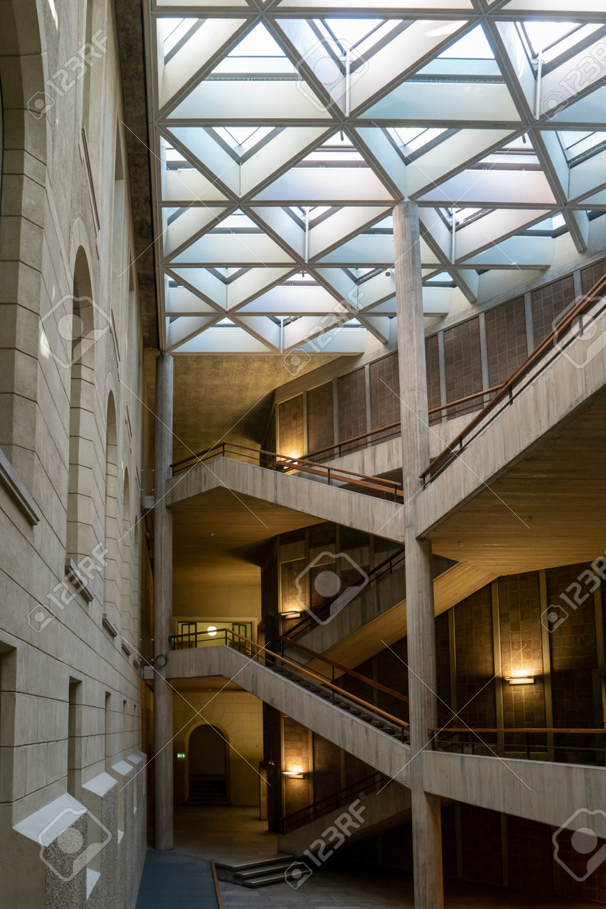 ETH大学チューリッヒ、スイス。美しい階段と廊下の建築の広角内角ショット。無人。の写真素材・画像素材 Image 184470722