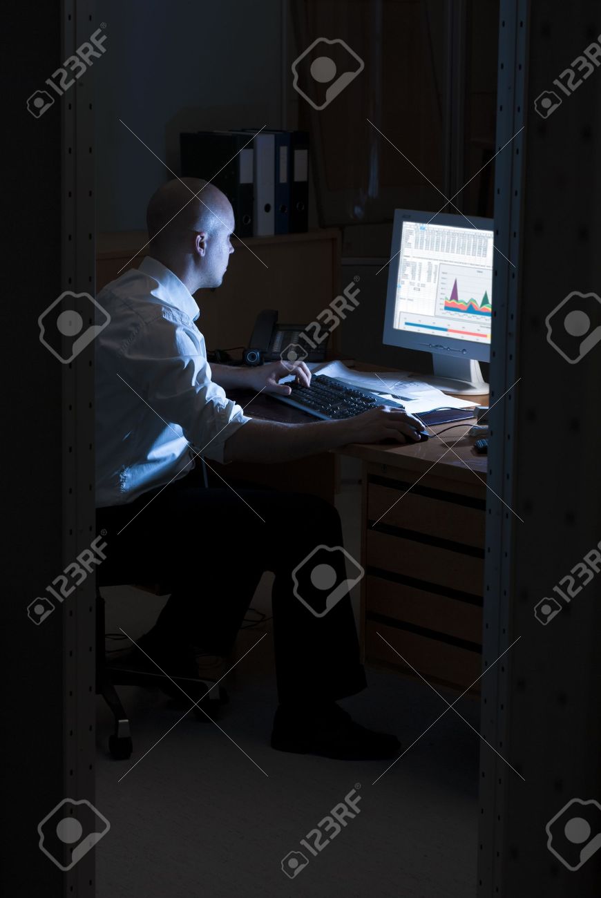 Late Employe De Bureau Travail De Nuit Des Heures Supplementaires Travailleur En Col Blanc Travaillant Sur L Ordinateur Pendant La Nuit Dans Le Bureau Sombre Banque D Images Et Photos Libres De Droits Image