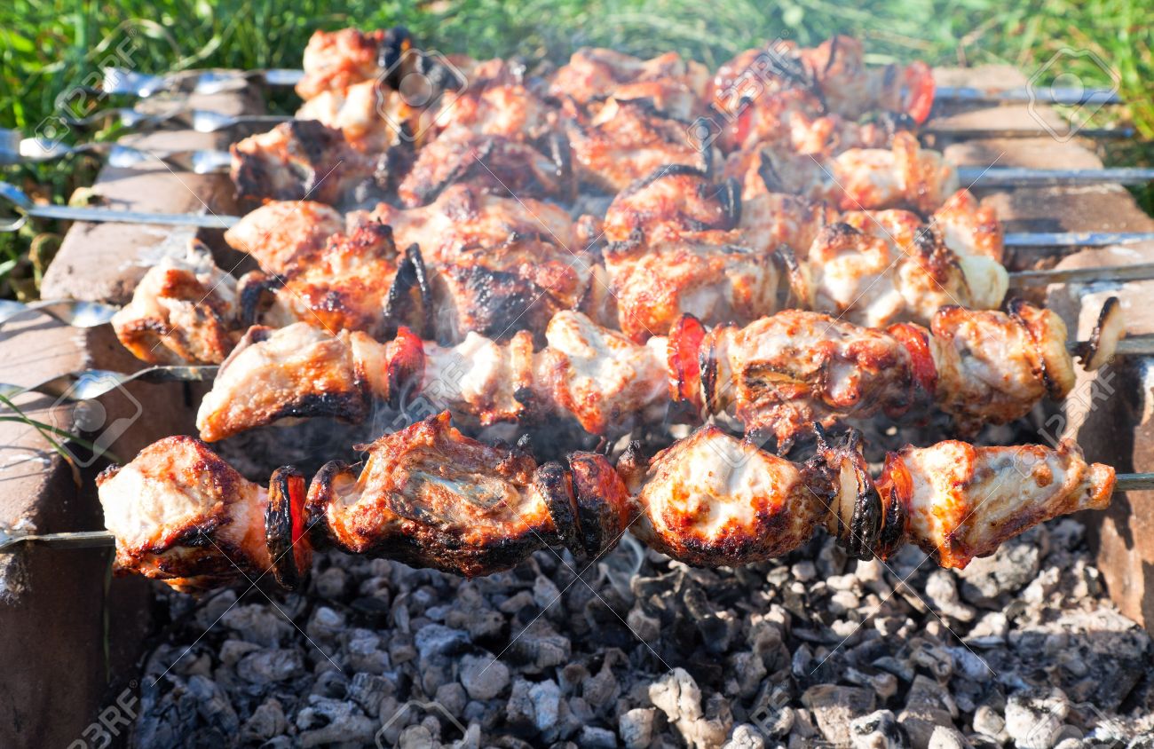 Shish Kebab Sur Le Four Improvisé En Brique Banque D'Images Chiche kebab D'un Poulet Sur Un Barbecue Improvisé Fait De