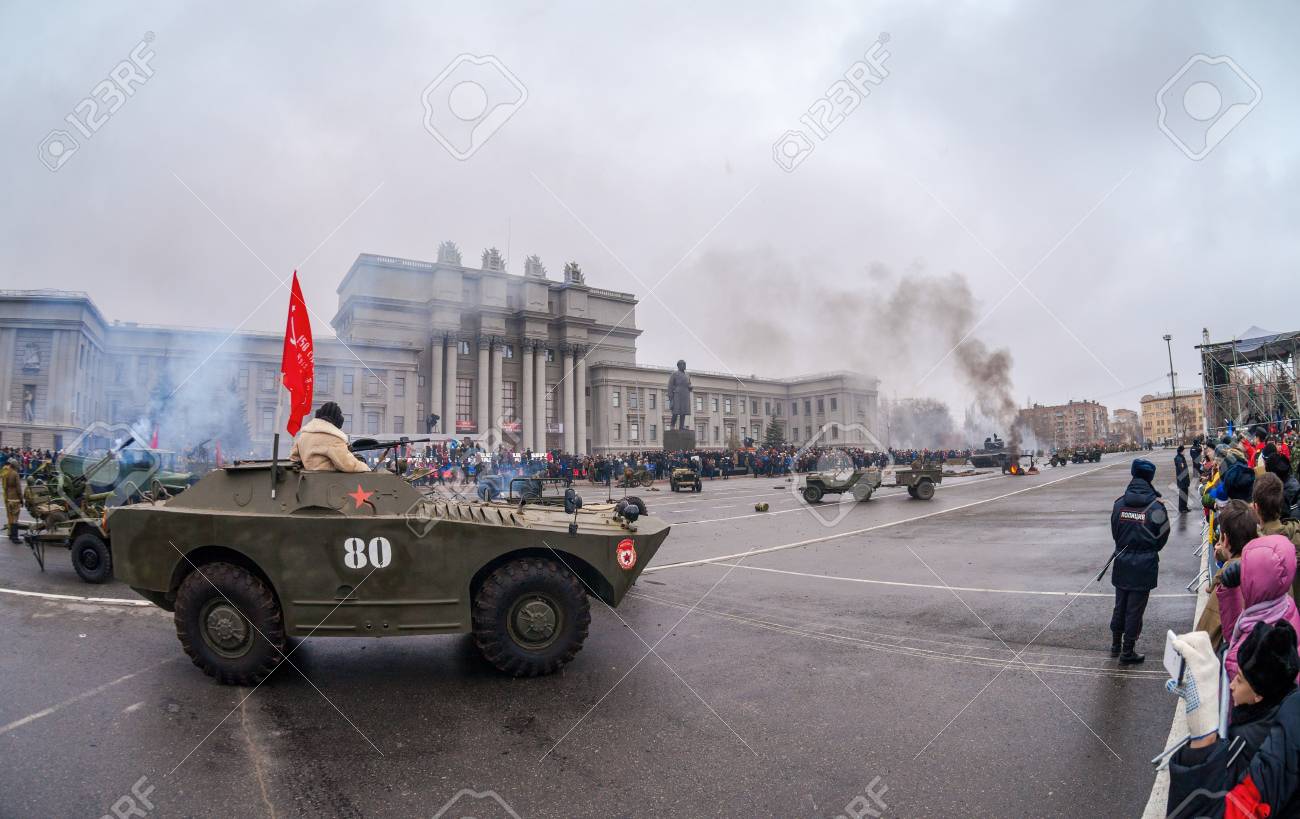 クイビシェフ広場で 1941 年にモスクワの近くに戦いのサマーラ ロシア 14 年 11 月 7 日 再現 の写真素材 画像素材 Image クイビシェフ広場で 1941 年にモスクワの近くに戦いのサマーラ ロシア 14 年 11 月 7 日 再現 の写真素材 画像素材 Image