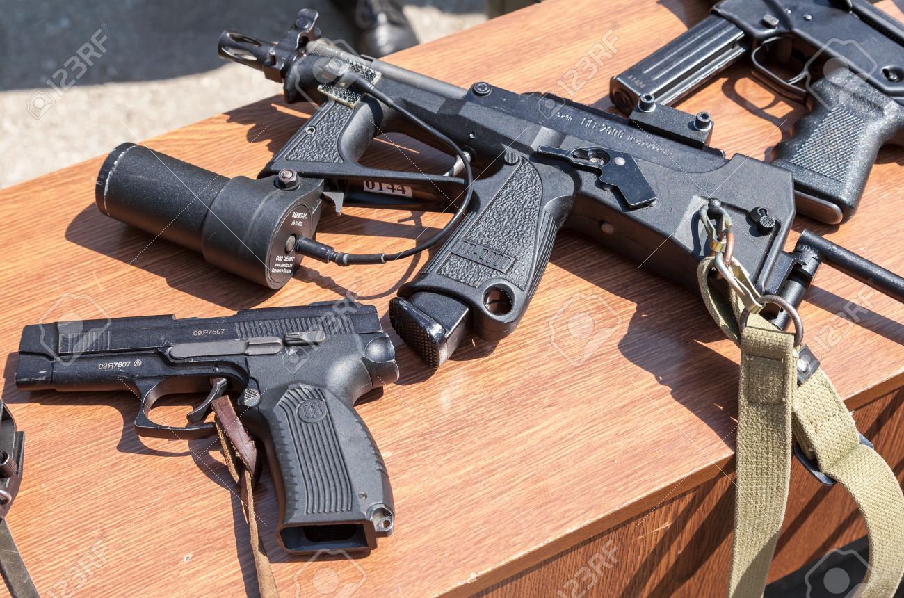サマーラ ロシア連邦 15 年 5 月 30 日 ロシアの武器 サブマシンガン Pp 00 個人防衛兵器 Yarygin 比べ Mp 443 Grach の写真素材 画像素材 Image
