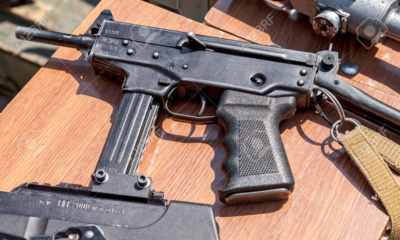 サマーラ ロシア連邦 15 年 5 月 30 日 ロシアの銃器 サブマシンガン Kedr の写真素材 画像素材 Image