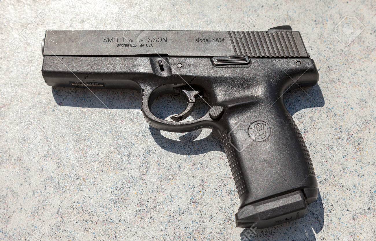 사마라, 러시아 - 2015 년 5 월 30 일 : 세미 자동 권총 스미스 앤 웨슨 로열티 무료 사진, 그림, 이미지 그리고  스톡포토그래피. Image 41829777