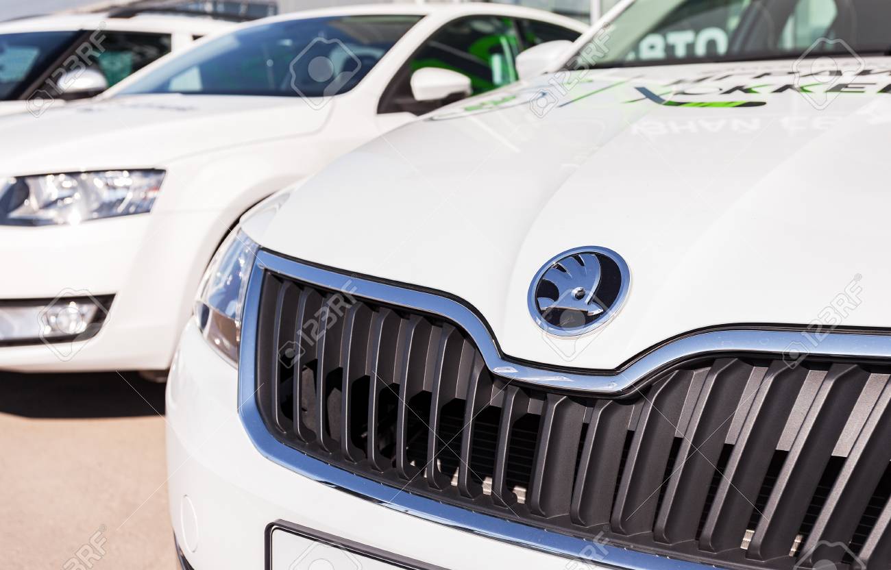 サマーラ ロシア連邦 16 年 5 月 14 日 車シュコダの公式販売店のオフィスの近く チェコ共和国に拠点を置く自動車メーカーであります の写真素材 画像素材 Image