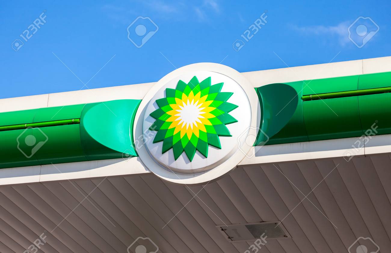 地域 ロシア 16 年 7 月 31 日 Bp 青空に対してイギリスの石油ガソリン スタンド ロゴ ブリティッシュペトロリアムは イギリスの多国籍石油 ガス会社 の写真素材 画像素材 Image