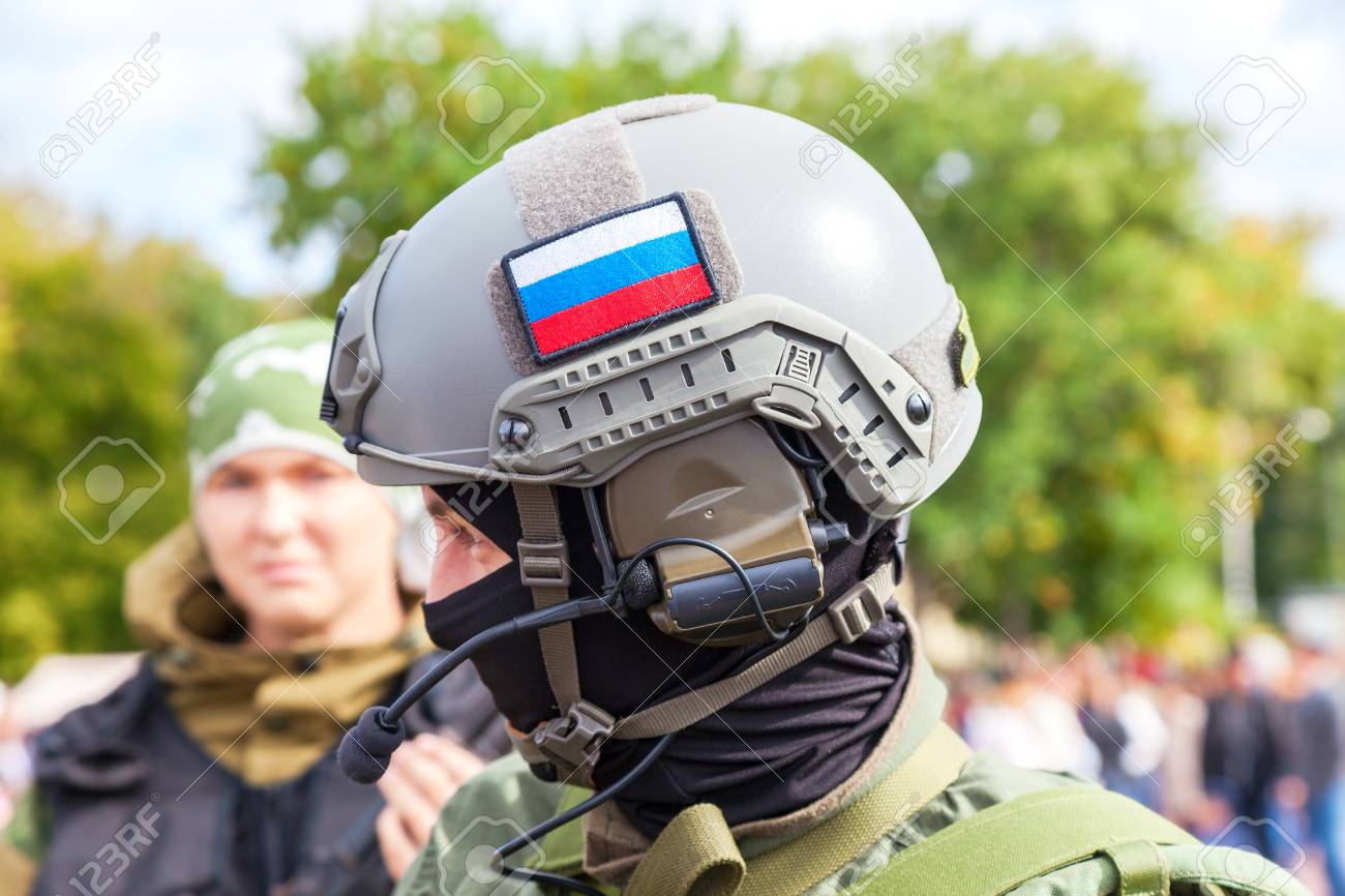 サマーラ ロシア連邦 16 年 9 月 11 日 迷彩軍服の軍クラブとサマラ ロシアの軍事再現中にヘルメットの正体不明メンバー の写真素材 画像素材 Image