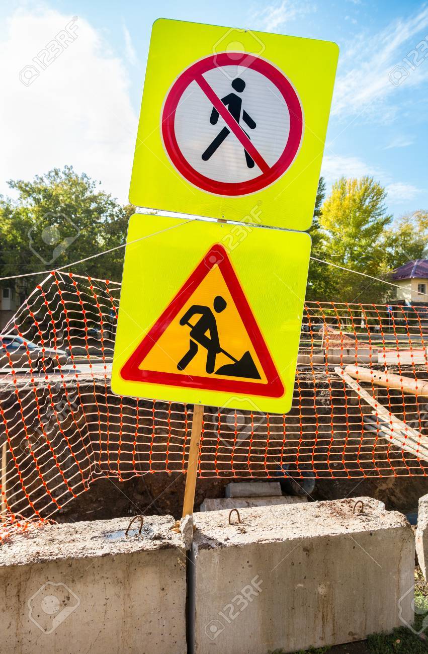 夏の日の工事現場で道路標識 の写真素材 画像素材 Image