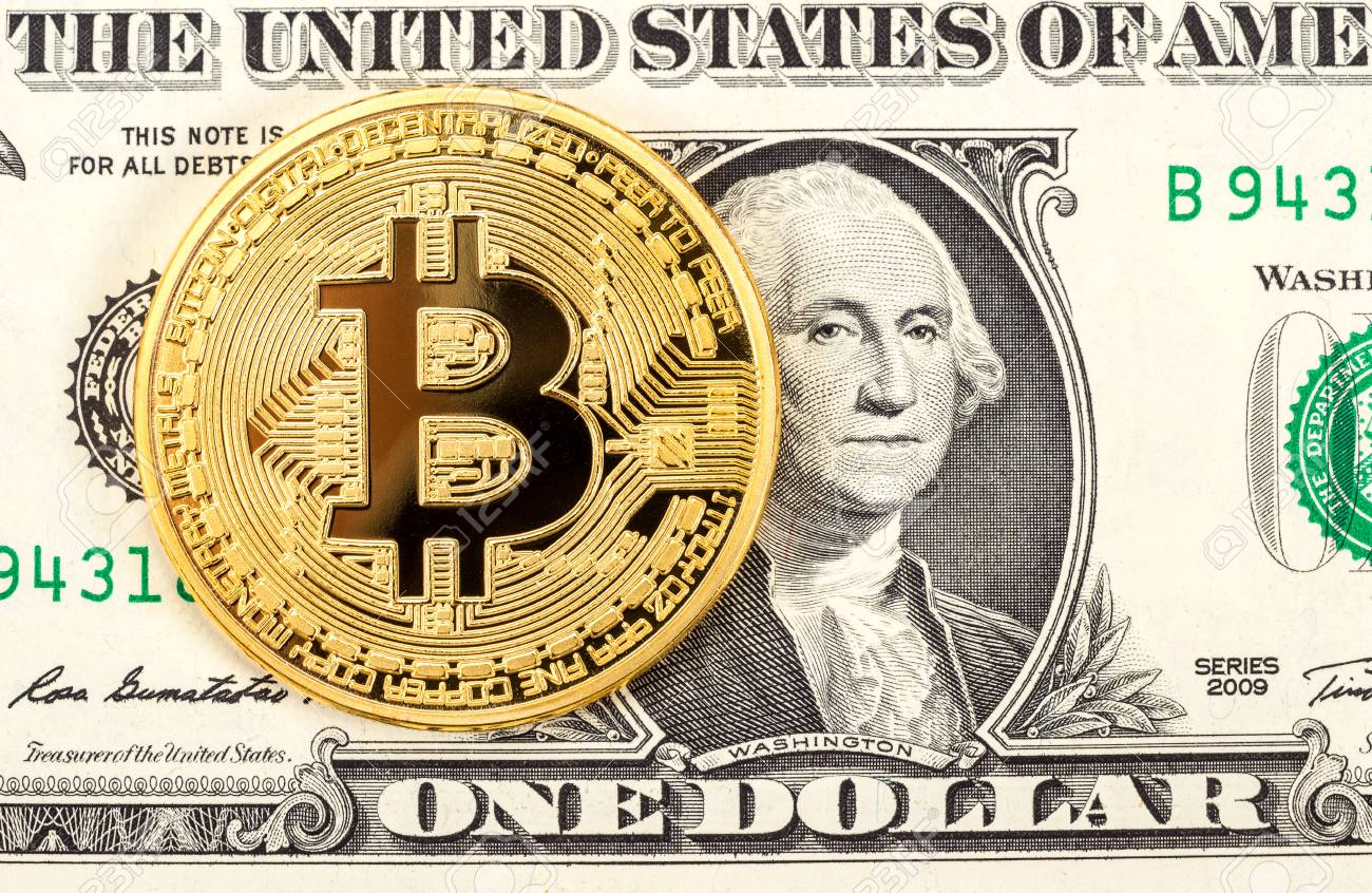 Criptomoneda Del Bitcoin Que Miente En El Billete De Banco Del Dólar  Americano. Concepto De Negocio De Dinero Virtual Nuevo Fotos, retratos,  imágenes y fotografía de archivo libres de derecho. Image 91543862