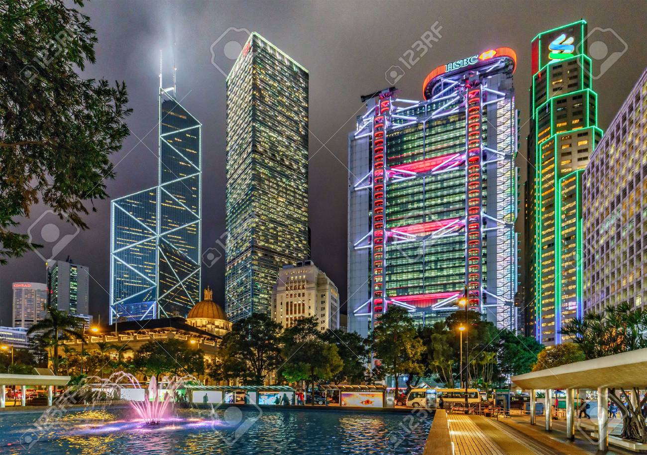홍콩, 중국 - 2016년 1월 25일: 중국 은행 타워, 청콩 센터, HSBC 본관 및 스탠다드 차타드 은행이 있는 중부 지역의 홍콩  야경. 세노타프 광장에서 본 전망 로열티 무료 사진, 그림, 이미지 그리고