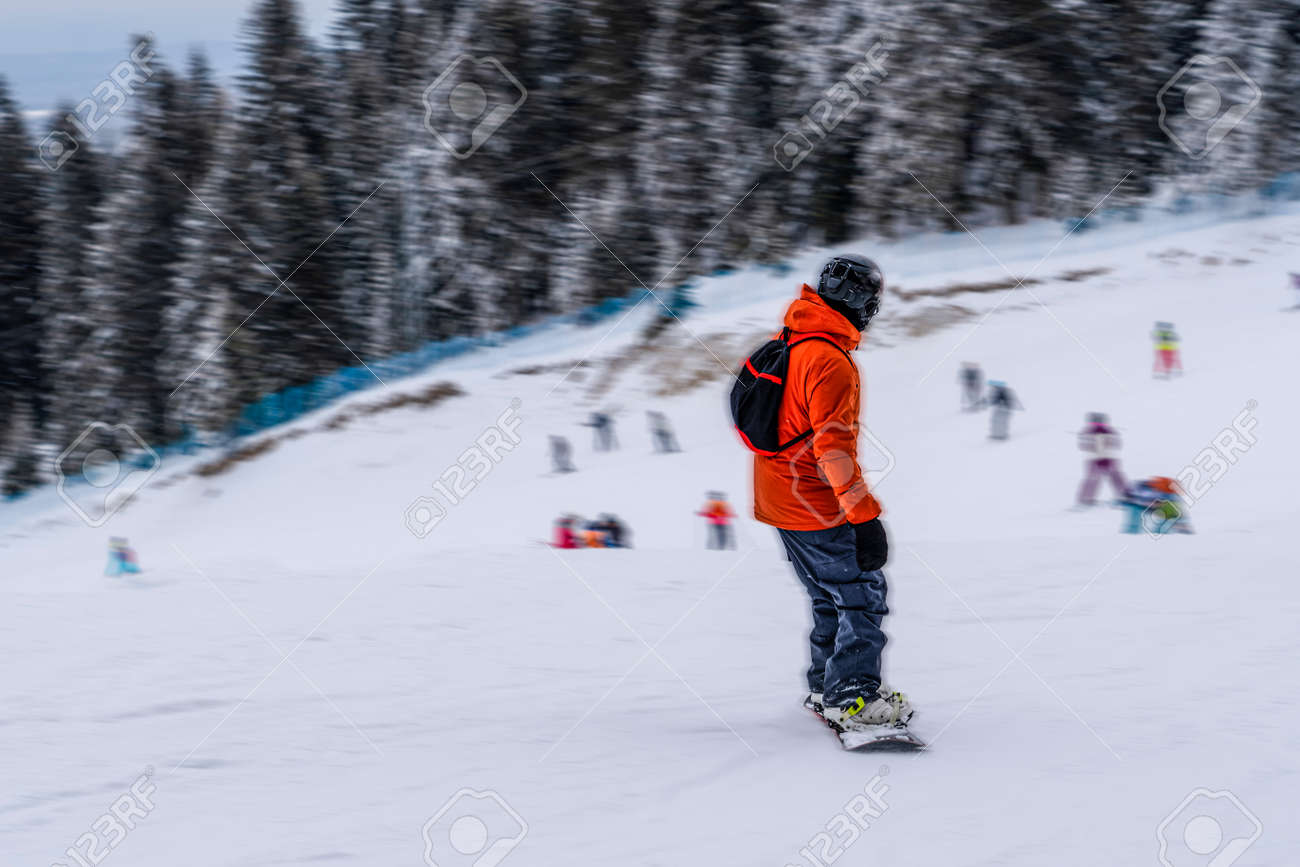 Vue Arri re D un Homme M connaissable En Combinaison De Ski