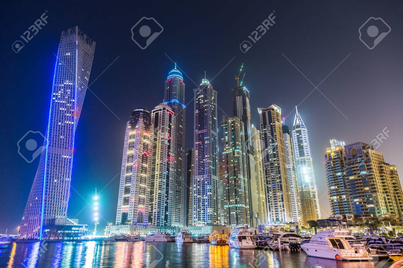 ドバイ アラブ首長国連邦 11 月 13 日 ドバイ ダウンタウン夜景街の明かりの高級ハイテク ニュータウン中東 アラブ首長国連邦の建築で アラブ首長国連邦ドバイ マリーナ都市景観 の写真素材 画像素材 Image