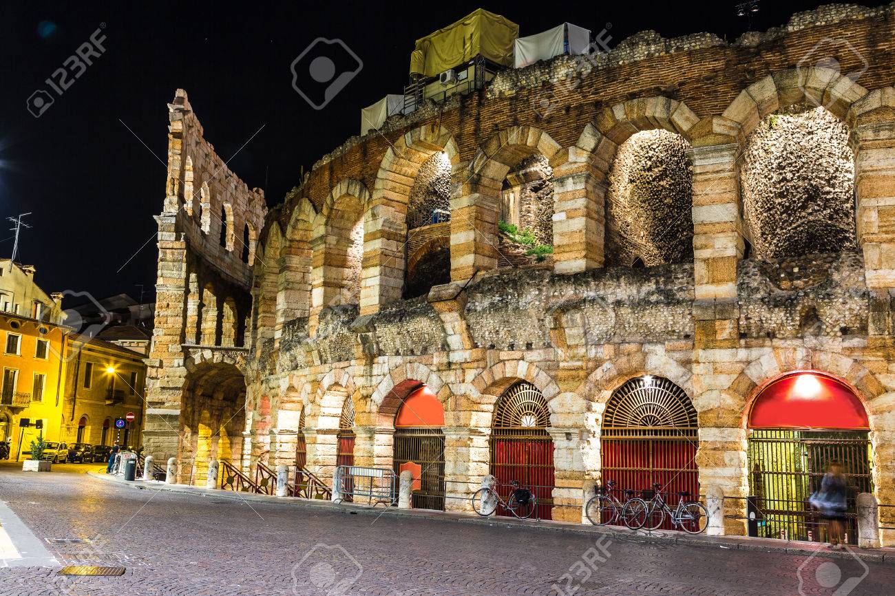 ヴェローナ イタリア アレーナ ディ ヴェローナ で美しい夏の夜のヴェローナ アリーナ の写真素材 画像素材 Image