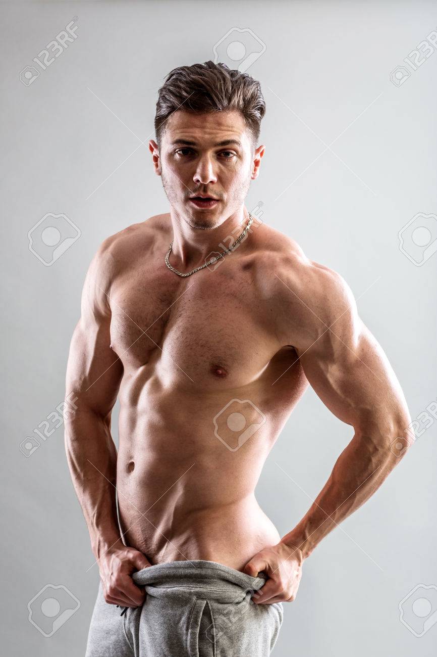 暗い背景にポーズをとって筋肉美男子 の写真素材 画像素材 Image 暗い背景にポーズをとって筋肉美男子 の写真素材 画像素材 Image