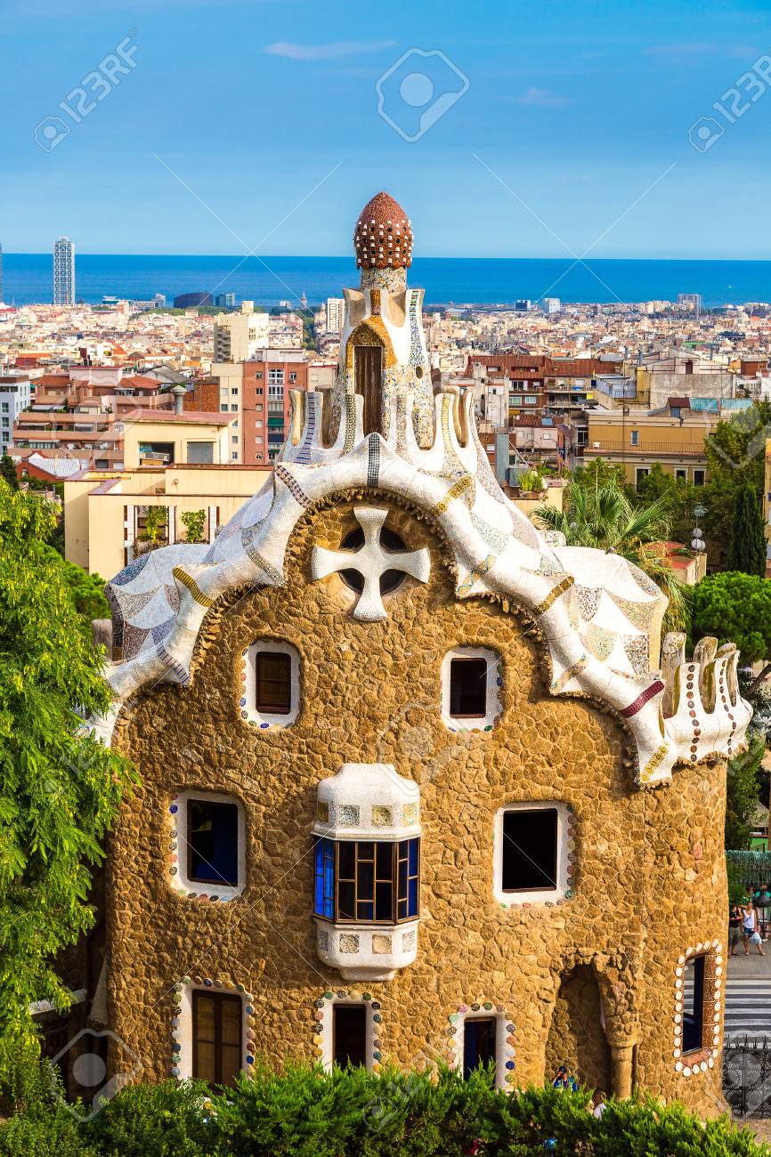 夏の日のバルセロナ スペインのガウディ建築家によってグエル公園 の写真素材 画像素材 Image