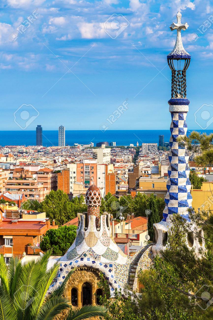 夏の日のバルセロナ スペインのガウディ建築家によってグエル公園 の写真素材 画像素材 Image