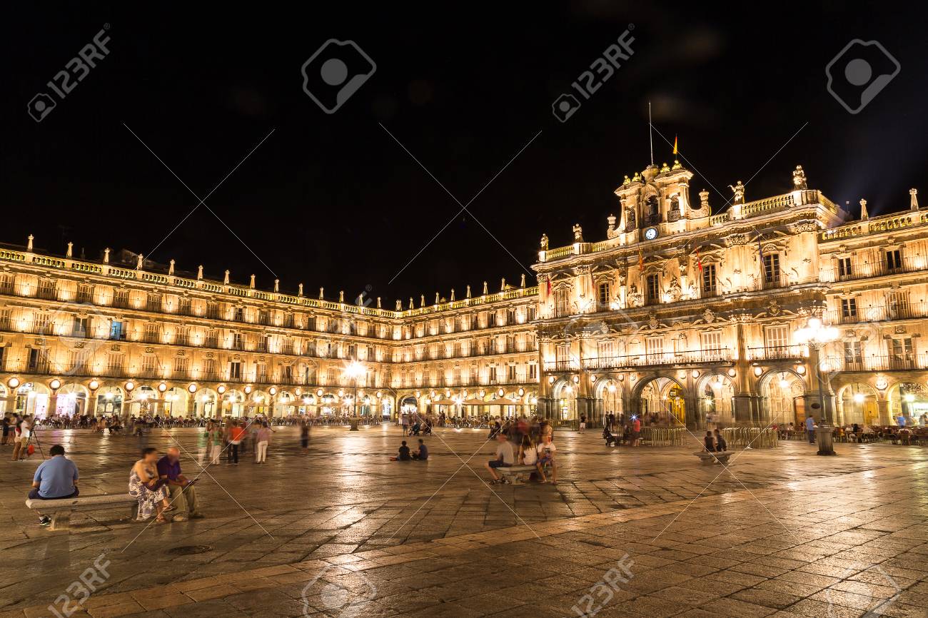 マヨール広場 美しい夏の夜は スペインのサラマンカでメイン広場 の写真素材 画像素材 Image マヨール広場 美しい夏の夜は スペインのサラマンカでメイン広場 の写真素材 画像素材 Image