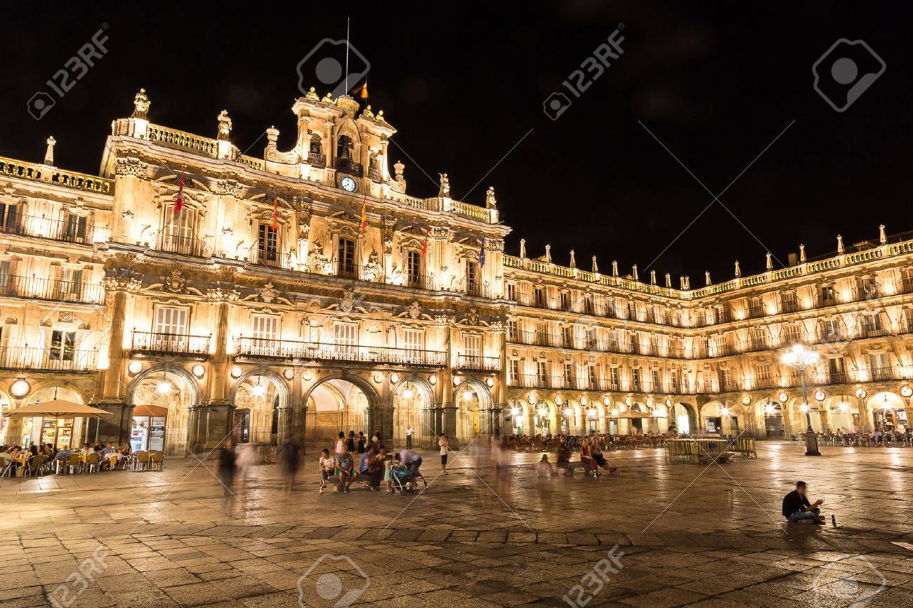 マヨール広場 美しい夏の夜は スペインのサラマンカでメイン広場 の写真素材 画像素材 Image マヨール広場 美しい夏の夜は スペインのサラマンカでメイン広場 の写真素材 画像素材 Image