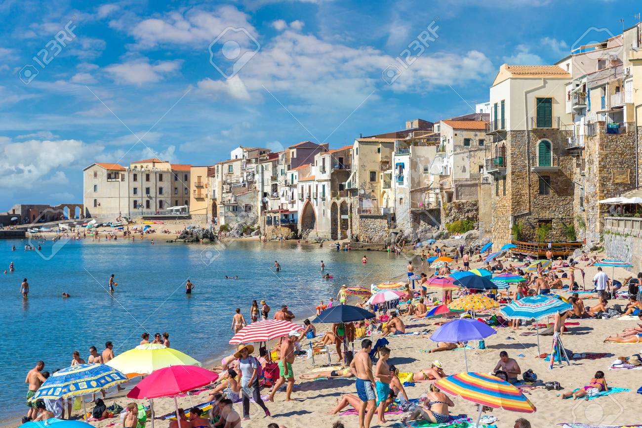 Spiaggia Di Sabbia A Cefalù In Sicilia In Italia In Una Bella Giornata Estiva