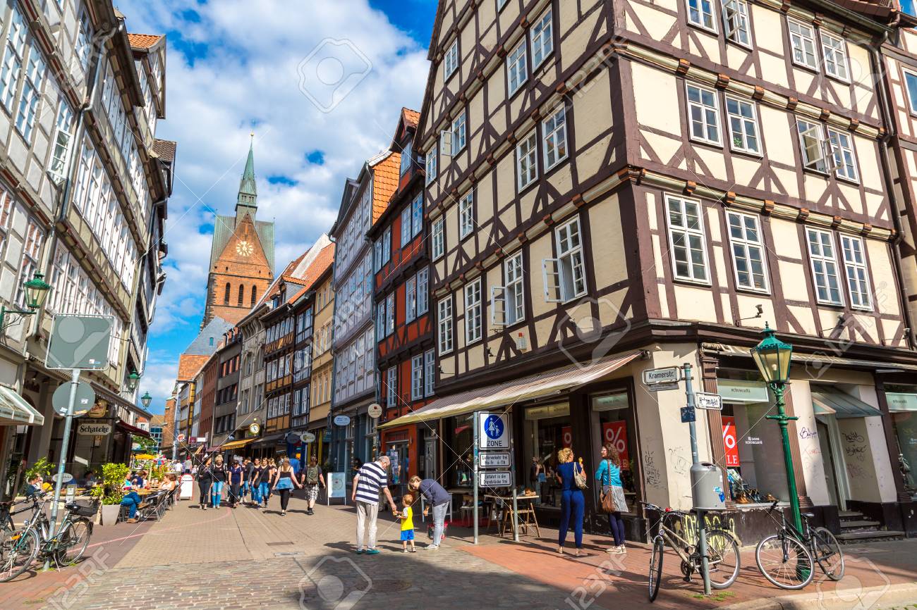 ハノーファー ドイツ 6 月 11 16 6 月11日 ドイツの美しい夏の日にハノーバーのオールドタウンと Marktkirche 教会 16 の写真素材 画像素材 Image ハノーファー ドイツ 6 月 11 16 6 月11日 ドイツの美しい夏の日にハノーバーのオールドタウンと Marktkirche 教会 16 の写真素材 画像素材 Image
