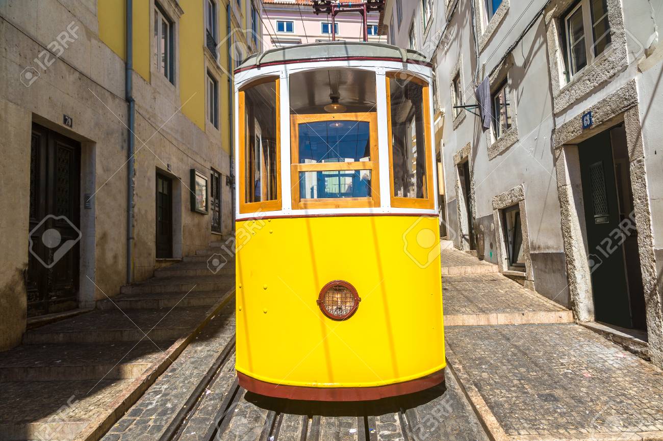 美しい夏の日 ポルトガルのリスボンの市内中心部のグロリア ケーブルカー の写真素材 画像素材 Image