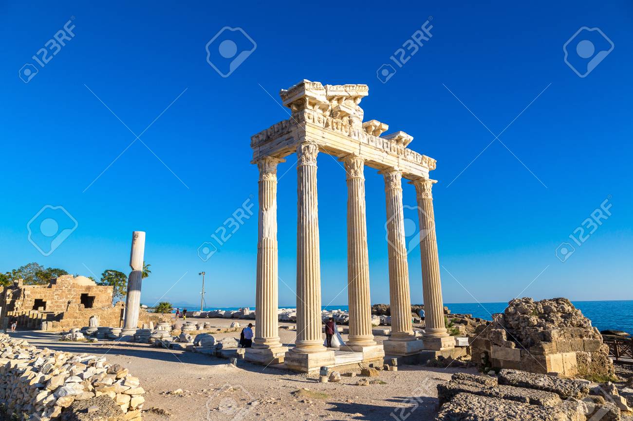 美しい夏の日 アンタルヤ トルコ側のアポロ神殿の遺跡 の写真素材 画像素材 Image