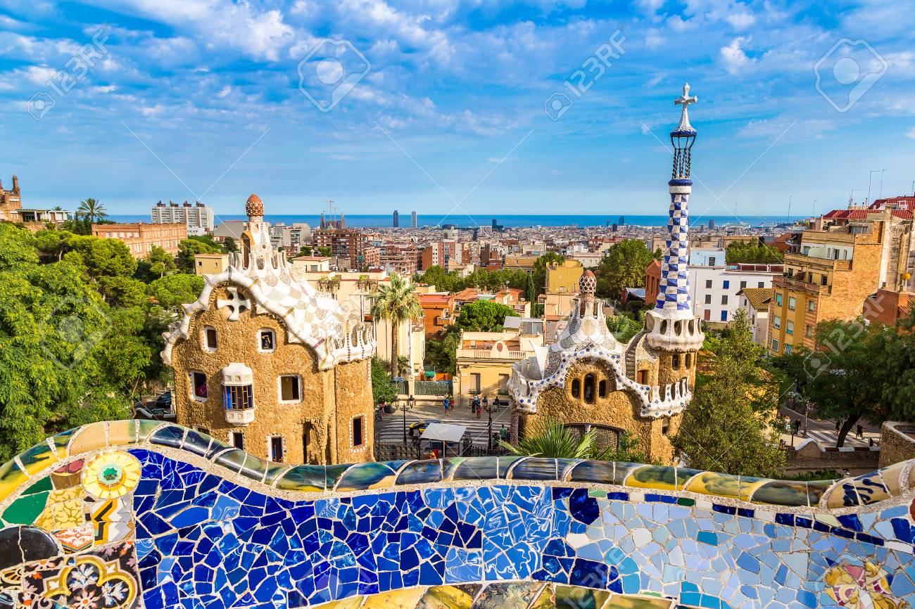 夏の日のバルセロナ スペインのガウディ建築家によってグエル公園 の写真素材 画像素材 Image