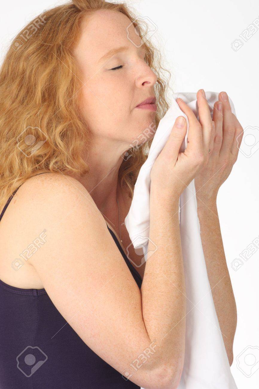 Oliendo Ropa - Doméstico - Ama De Casa Fotos, Retratos, Imágenes Y Fotografía Archivo Libres Derecho. Image 5647203.