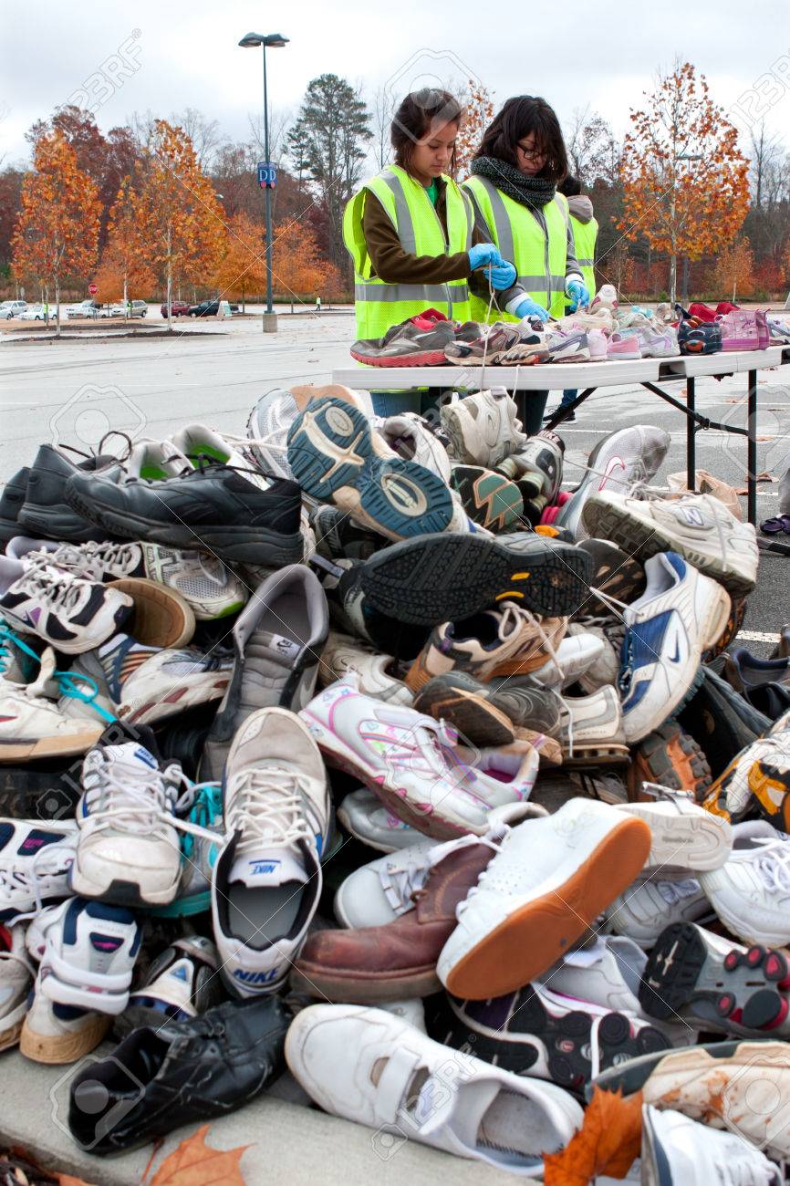 Jeter Bénévoles Tennis Chaussures Un LawrencevilleGaÉtats De Dans Novembre2013Deux Unis Féminins 23 Les Adolescents Avant Le Trier EH29YWID