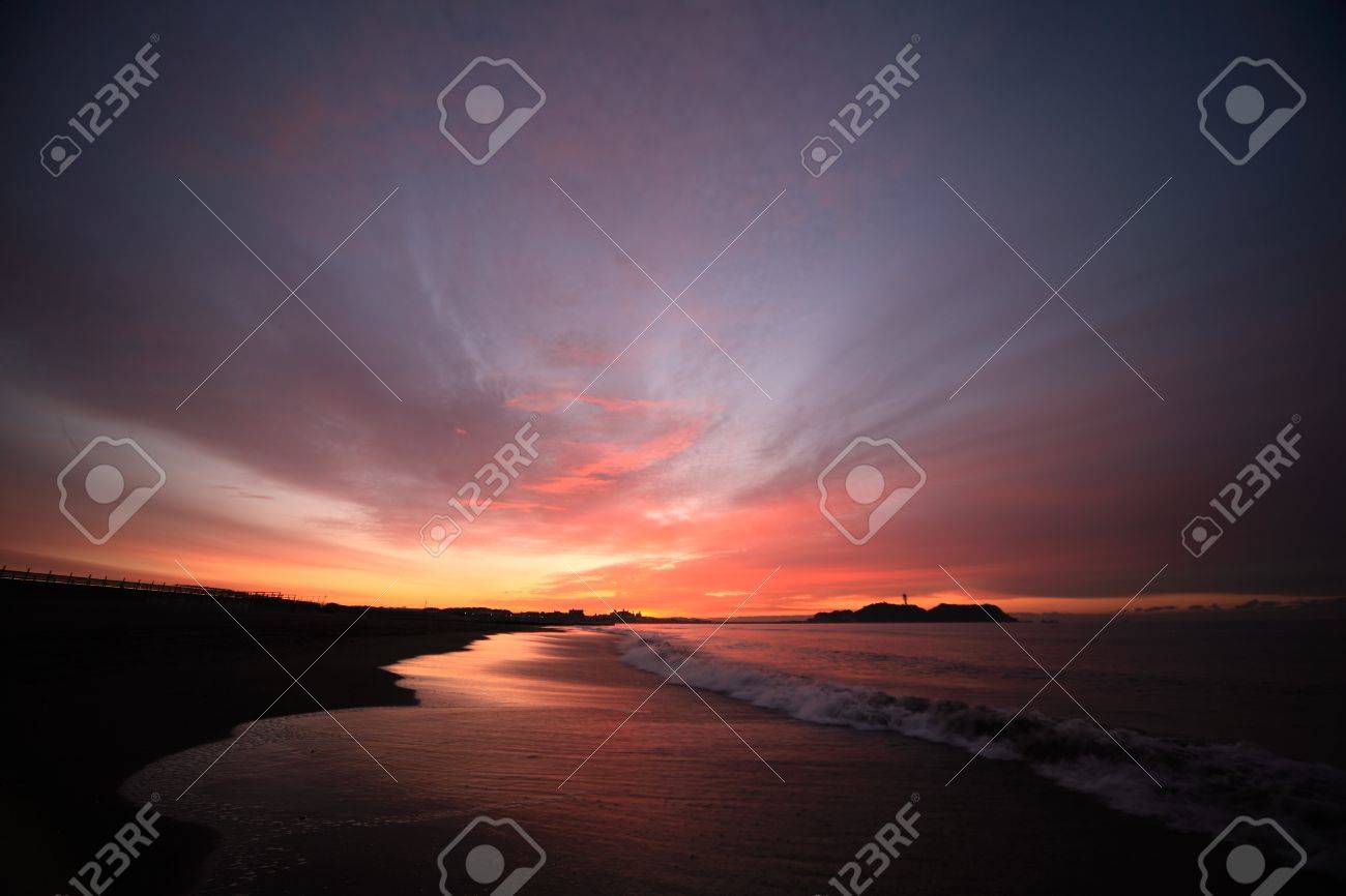 クラウドと岸と朝焼けの江ノ島 の写真素材 画像素材 Image