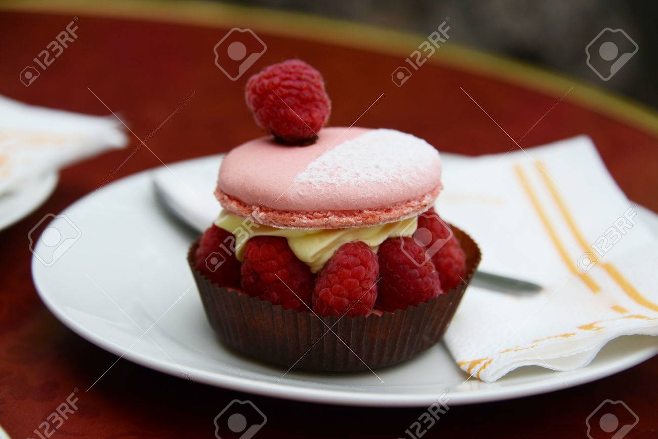 白い皿の上のマカロン ケーキのクローズ アップ ビュー の写真素材 画像素材 Image