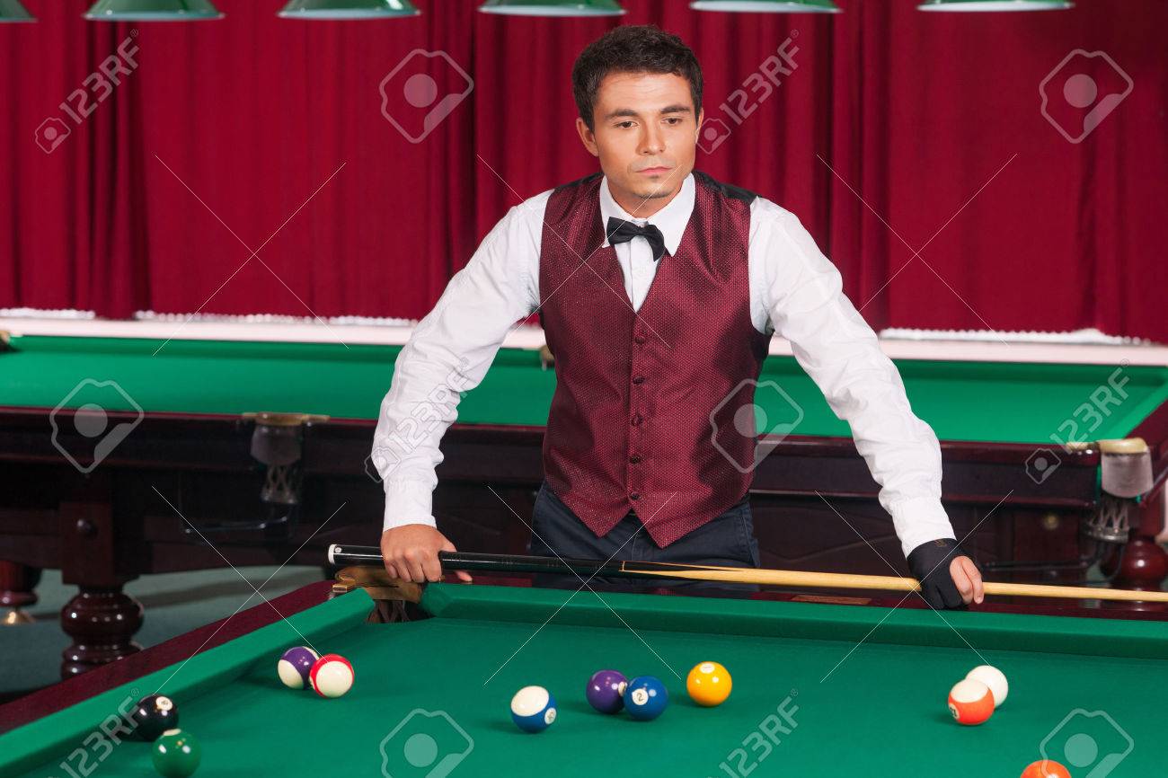 Joueur De Piscine Réfléchi Jeune Joueur De Billard Cue Tenue Et En Regardant La Table De Billard Banque D Images Et Photos Libres De Droits Image 22218797