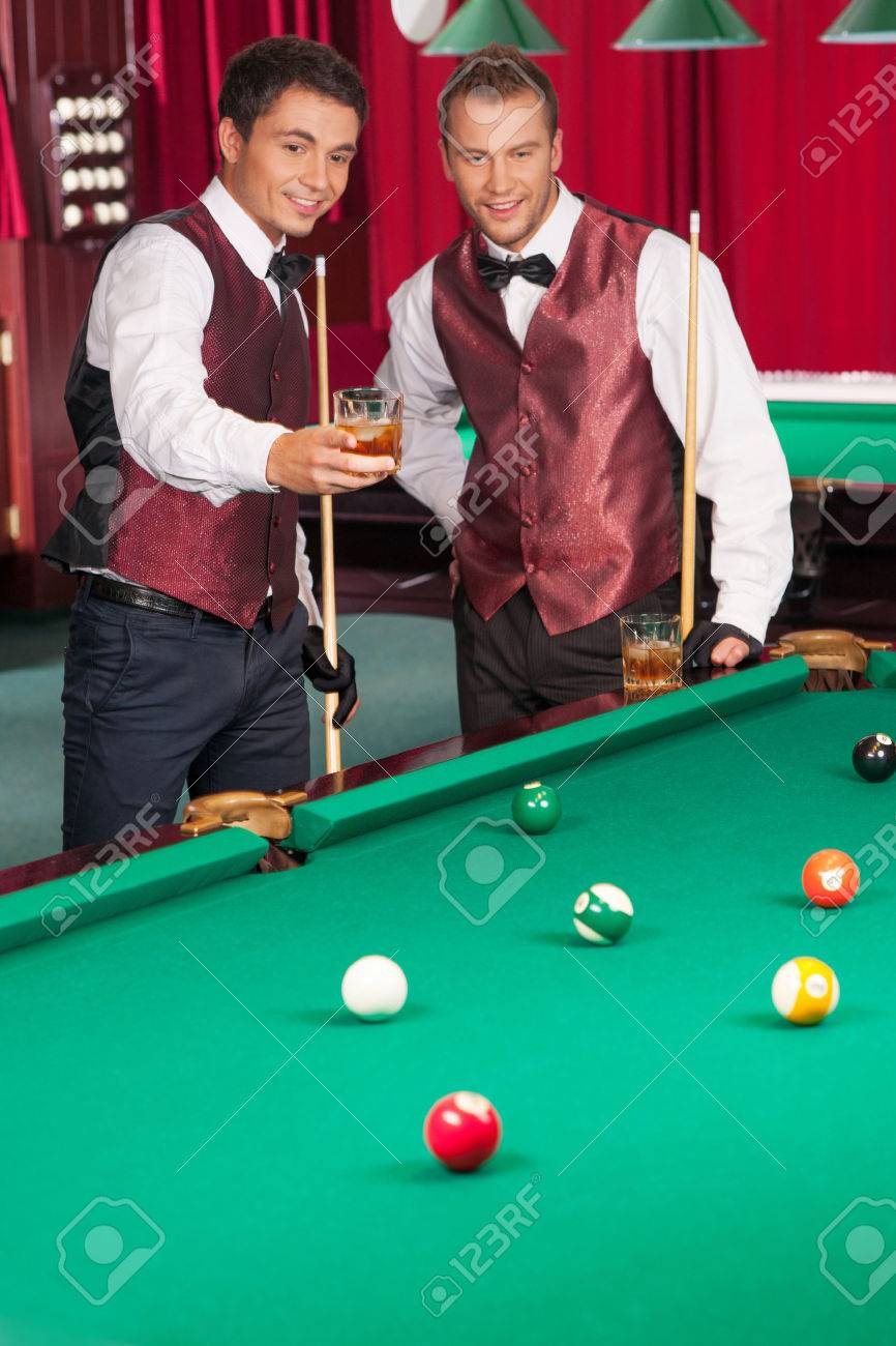 プールのゲーム 2 人の陽気な若者飲んだり ビリヤード の写真素材 画像素材 Image