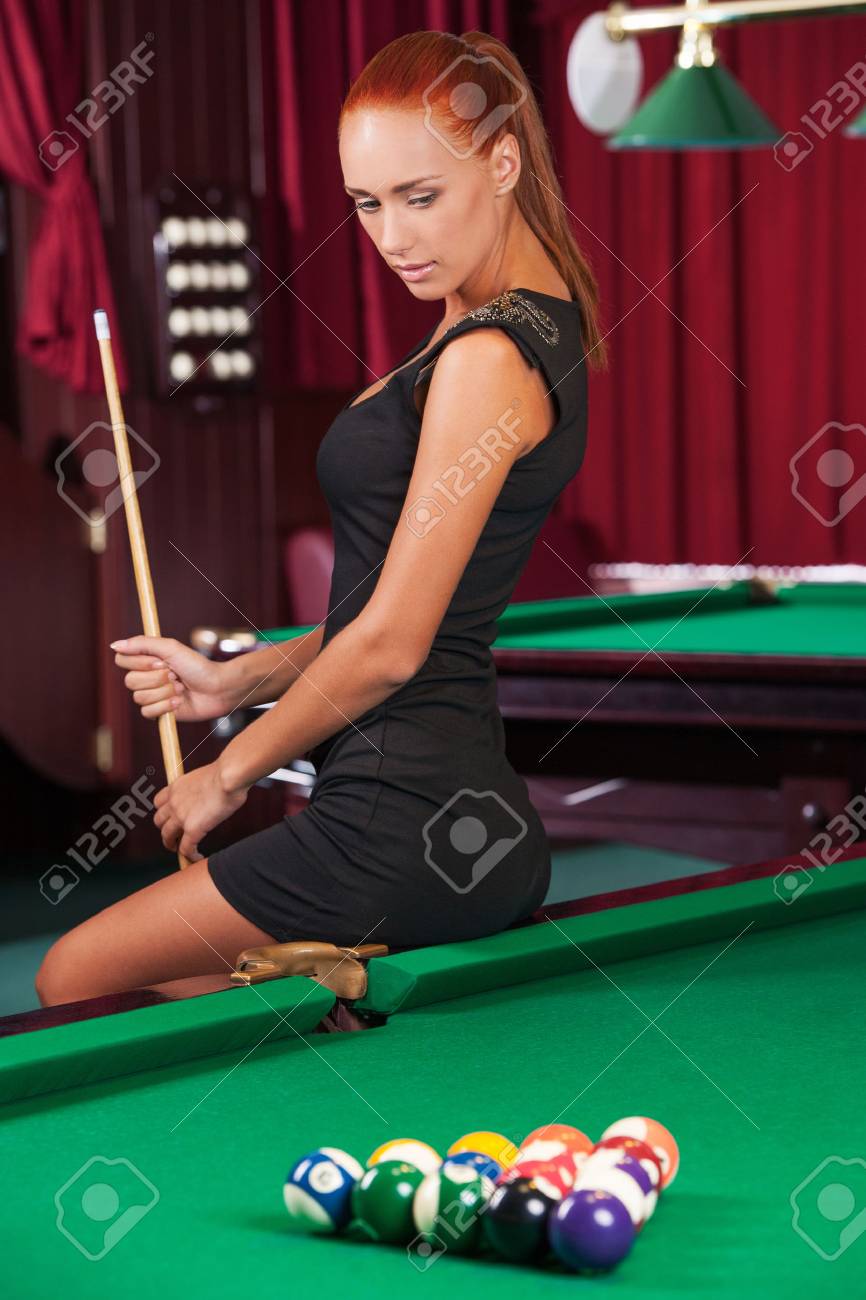 Joueur De Billard Sexy Belle Jeune Joueur De Billard Femme En Robe Noire Détenant Queue Et En Regardant La Table De Billard Banque D Images Et Photos Libres De Droits Image 22218814