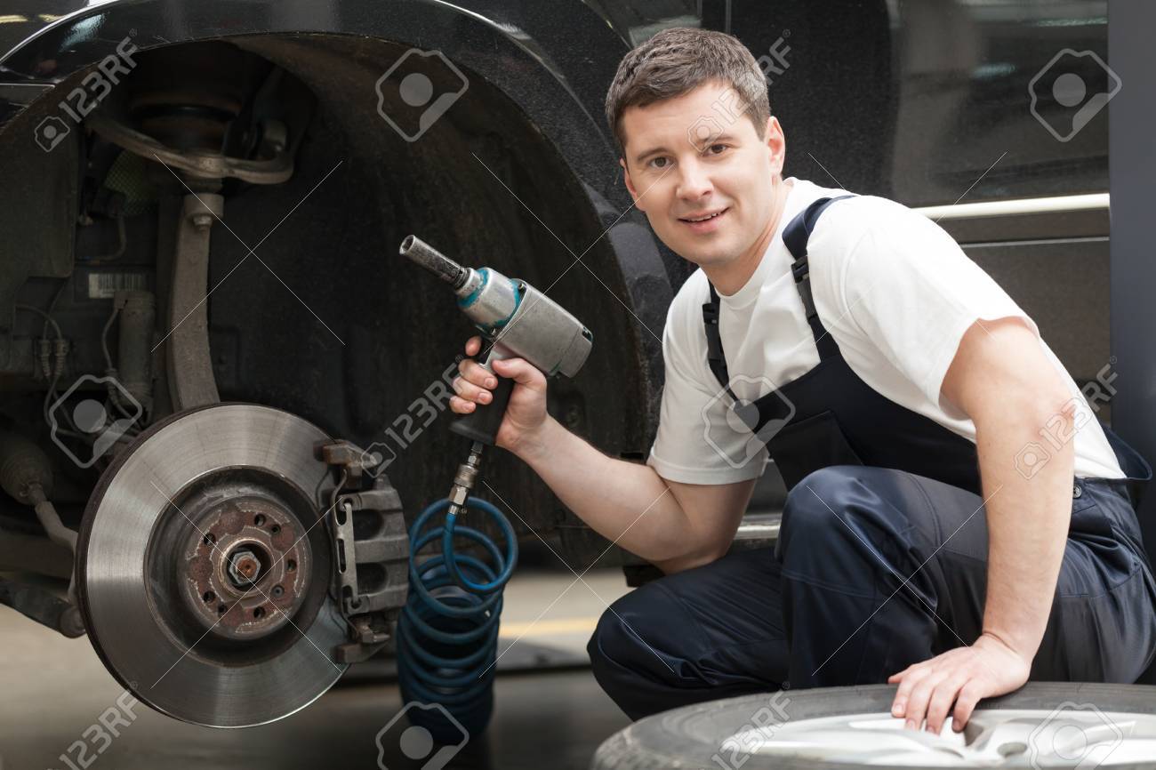 Ремонтный цех. Объявление требуется механик. Автосервис на ленинградской северск. Переезд автосервиса. Девушка механик.