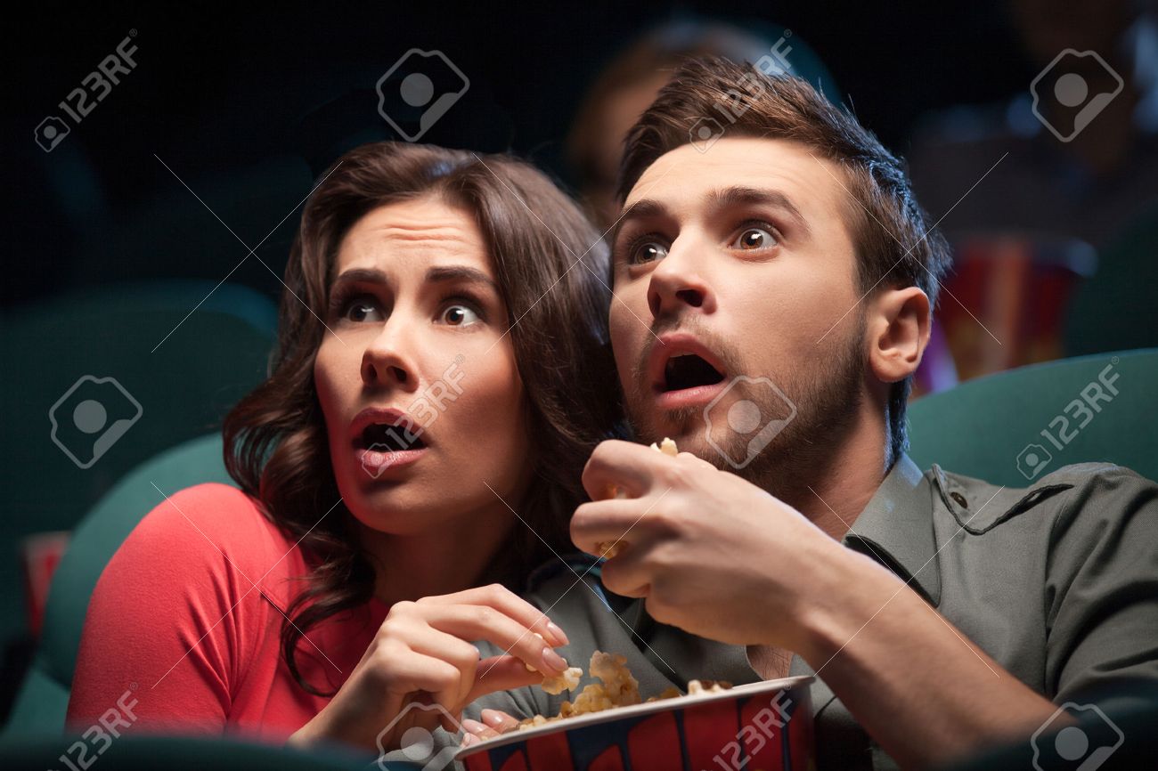 ホラー映画 恐怖若い映画館で映画を見ながら食べるポップコーンをカップルします の写真素材 画像素材 Image ホラー映画 恐怖若い映画館で映画を見ながら食べるポップコーンをカップルします の写真素材 画像素材 Image