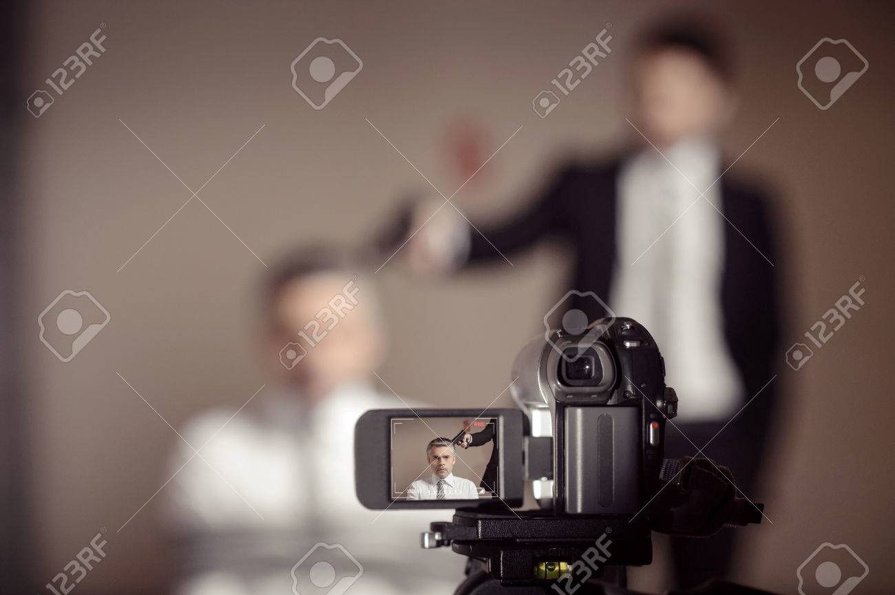犯罪シーン ホーム ビデオ カメラ タイドアップ実業家を目指して正装の男を撮影のクローズ アップ の写真素材 画像素材 Image 23331897