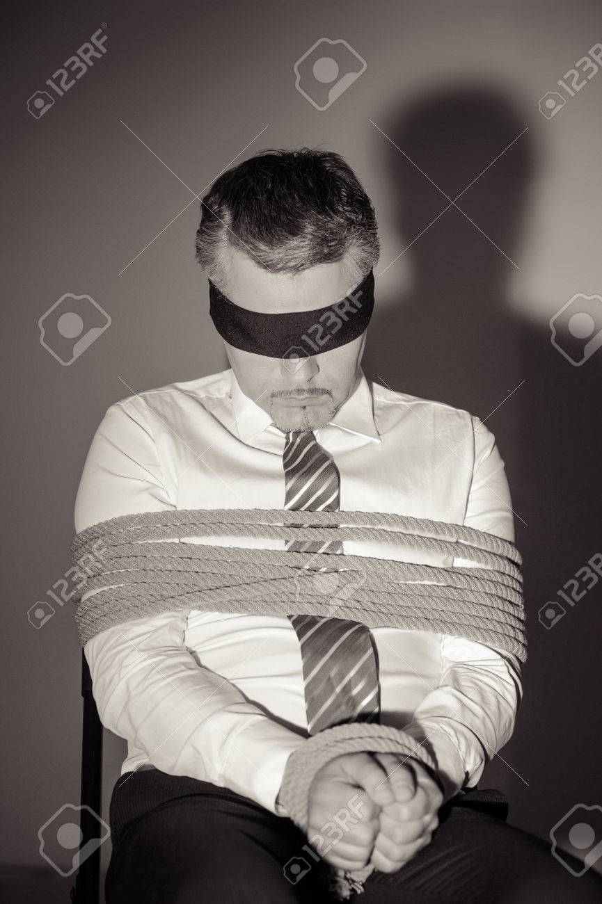 Deraza orqali qizlarga josuslik qilish Internetda fohisha boldim