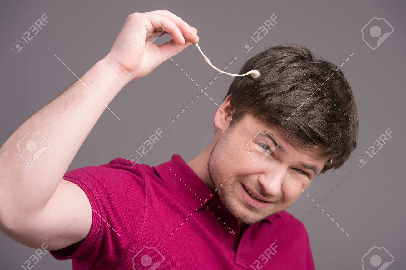 彼の頭にガムします チューインガム彼の頭を持つ男の肖像 の写真素材 画像素材 Image