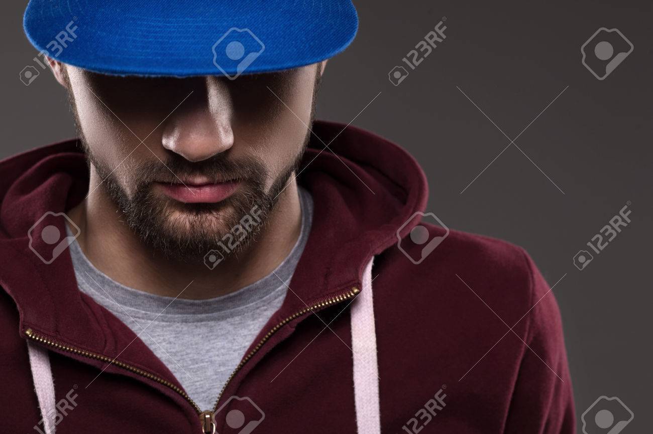 Retrato Fresco. Hombre Joven Con Gorra De Béisbol Fotos Triste hombre que llevaba una gorra de béisbol mirando a