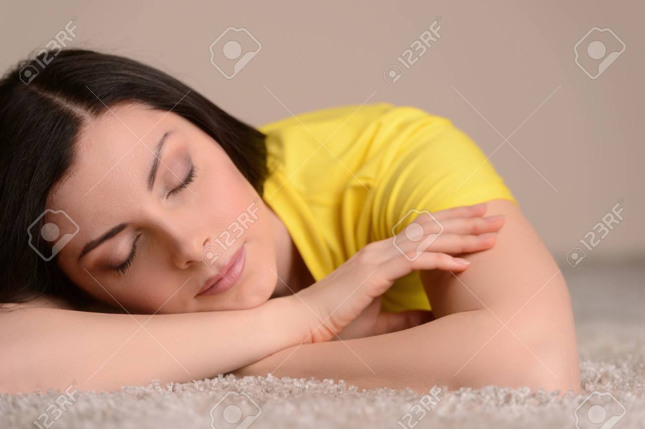Donna Che Dorme A Letto Abbracciando Cuscino Bianco Molle Immagine Stock Immagine Di Felice Narciso 94898113