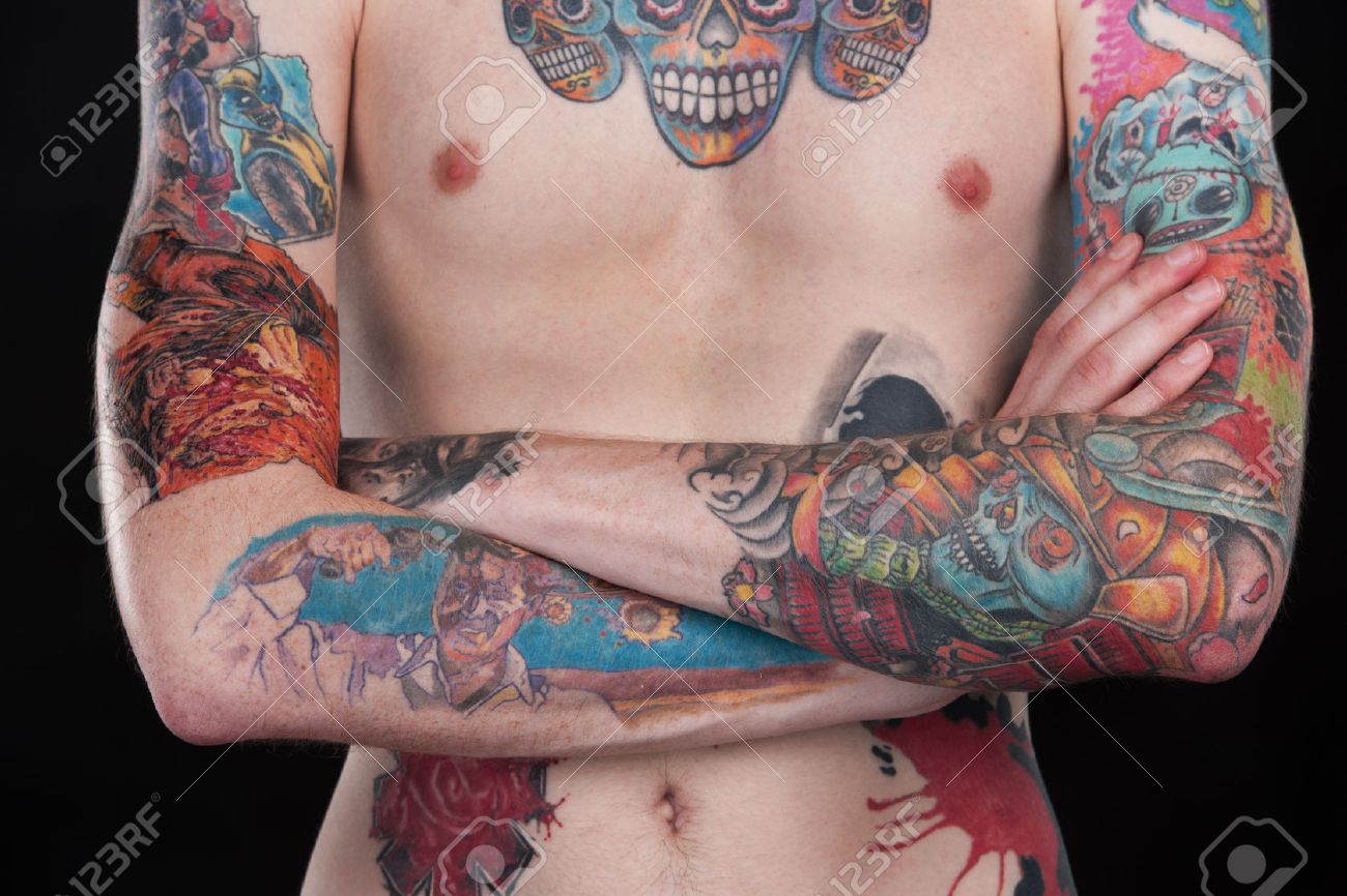 Bunte Tattoo Brust Des Jungen Mannes. Tattoo Bedeckt Körper Mit Gefalteten  Händen Lizenzfreie Fotos, Bilder und Stock Fotografie. Image 27044321.