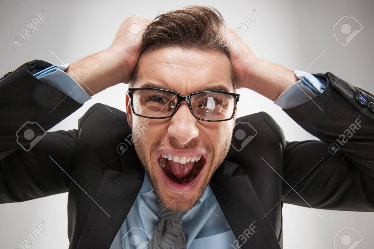 イライラした 怒っている男は 彼の髪を引っ張ってのクローズ アップの肖像画 否定的な人間の感情と表情 の写真素材 画像素材 Image