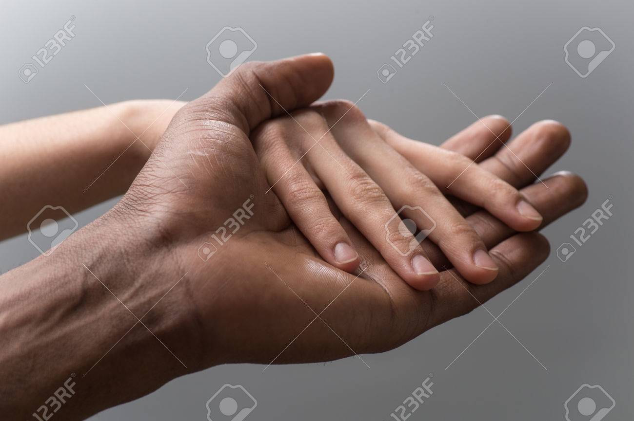 Freundschaft Und Liebe Konzept Zwischen Mann Und Frau Hand Des Menschen Von Madchen Hand Auf Grauem Hintergrund Isoliert Lizenzfreie Fotos Bilder Und Stock Fotografie Image 32895075