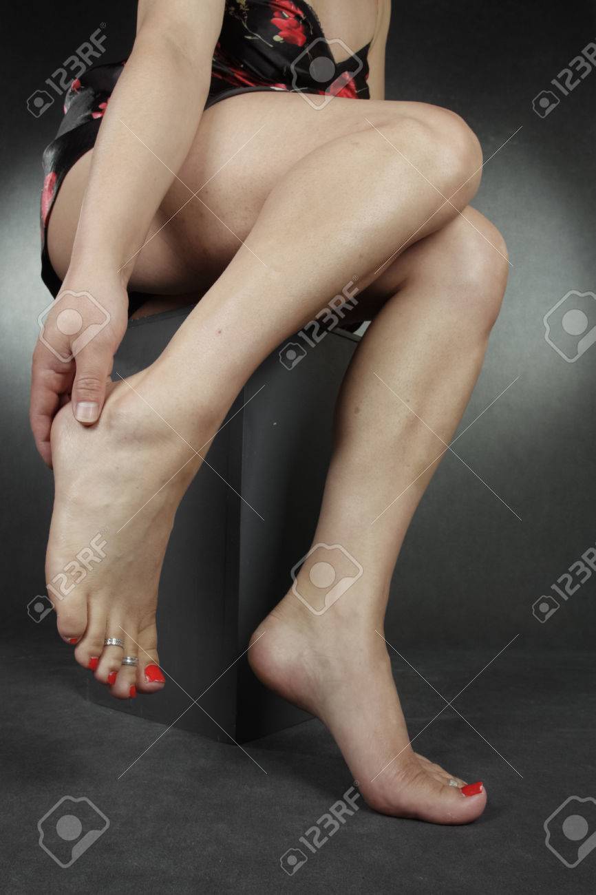 여자 다리와 발 회색 배경 위에 앉아 로열티 무료 사진, 그림, 이미지 그리고 스톡포토그래피. Image 28883683