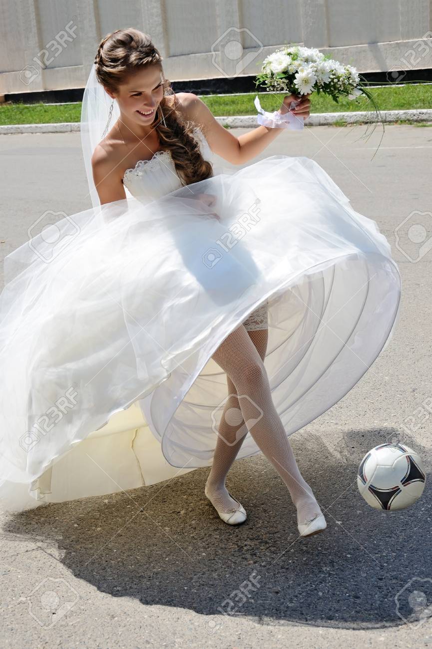 サッカー中に自身の結婚式の花嫁ゲーム の写真素材 画像素材 Image
